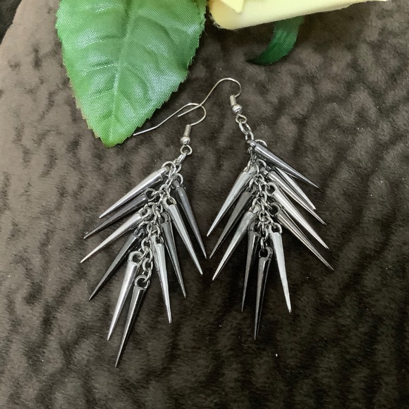 New Fancy Dangling Fashion Earrings - Picture 3 of 6